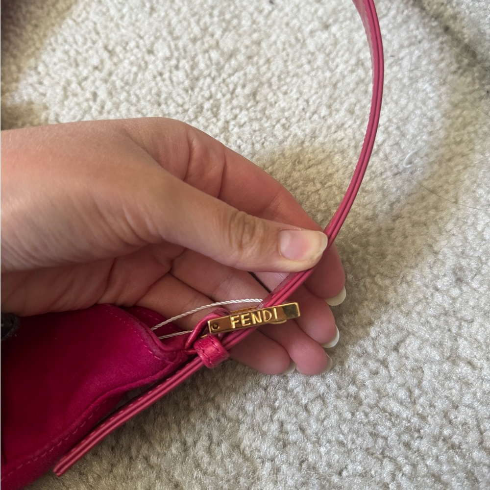 Fendi mamma baguette shoulder hobo bag in pink suede with glittery FF buckle - Picture 6 of 16